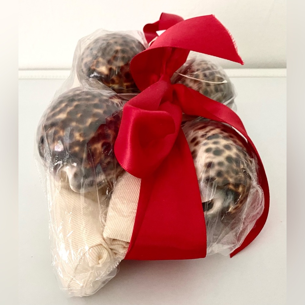 Handmade Dining Gift Set of napkins rings for 2 with 4 Tiger Cowrie Shells